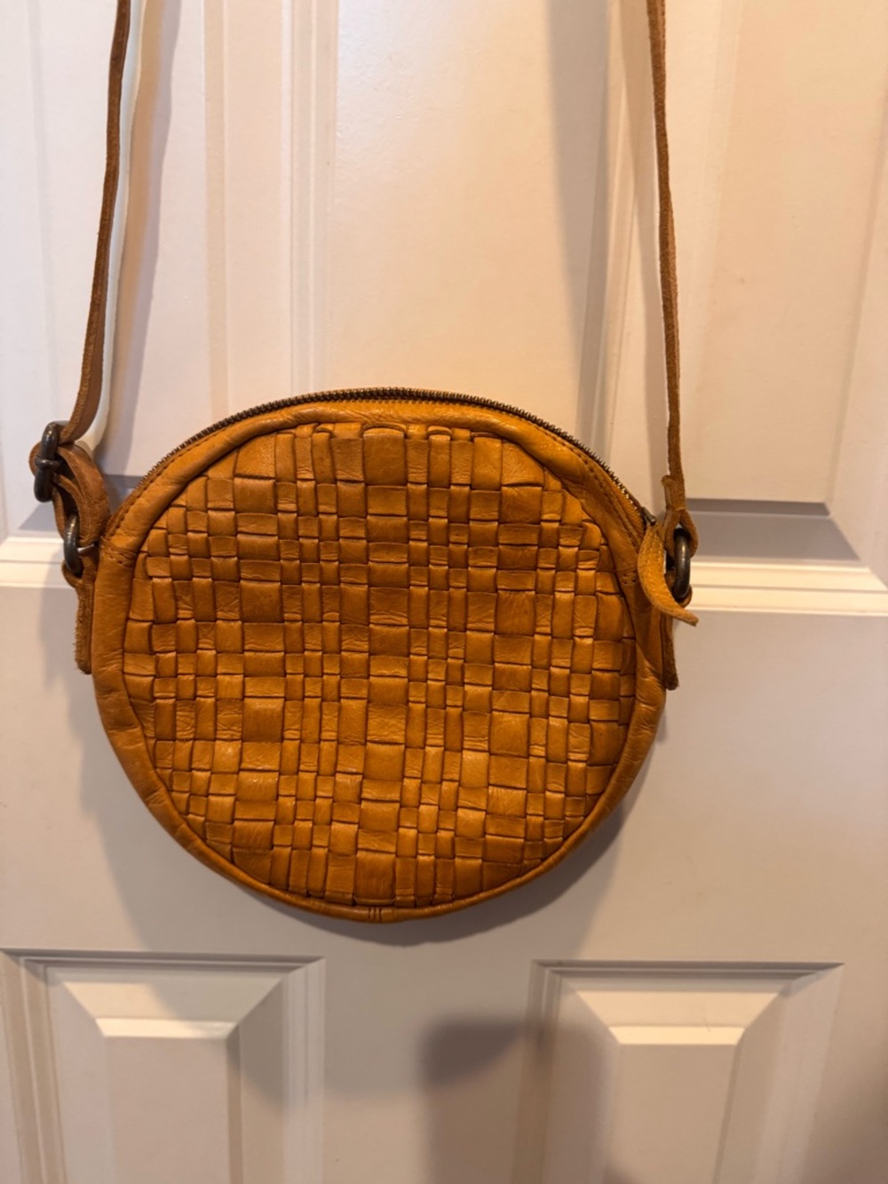 Vilencia Woven Leather  Round Crossbody Bag - Picture 3 of 16